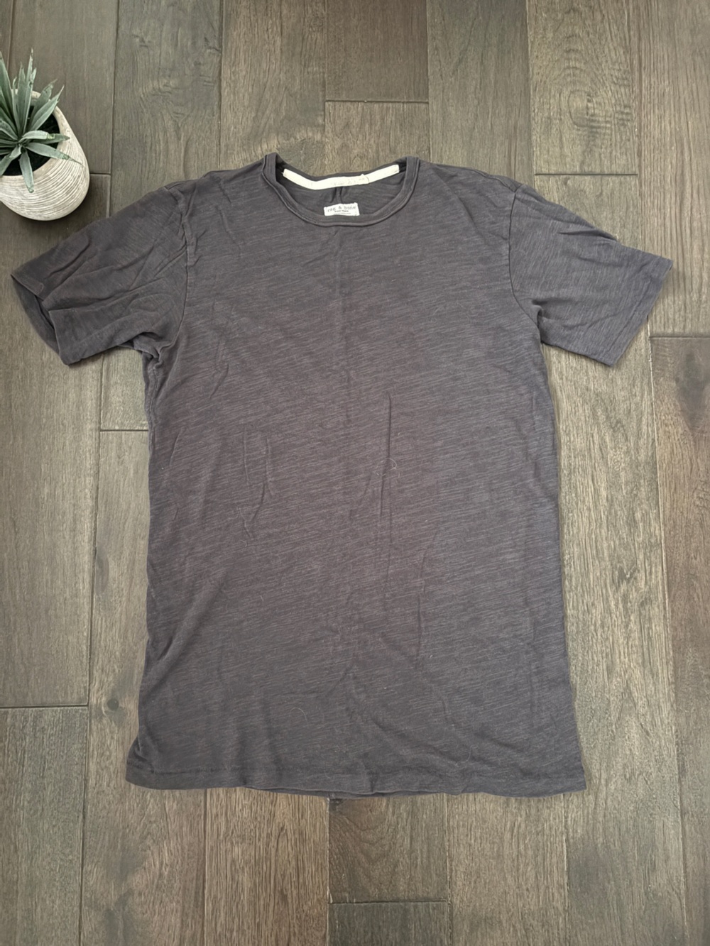 rag & bone | women’s Short Sleeve Crew Neck Tee in Charcoal